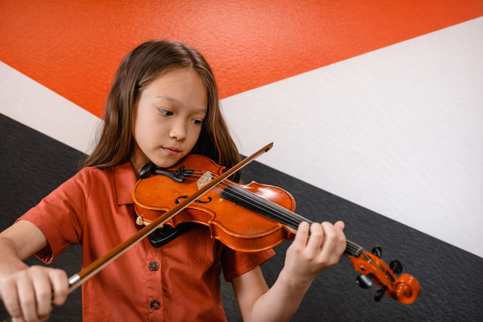 young girl playing the violin